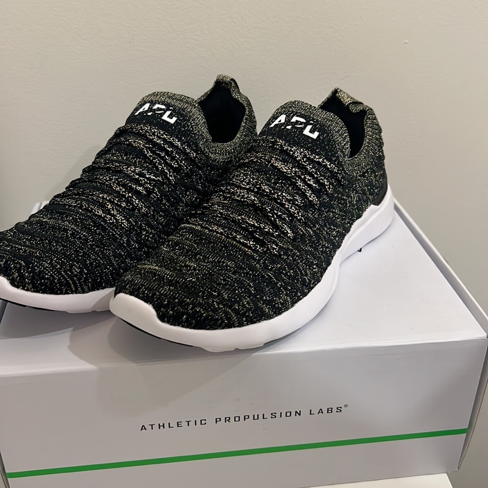 BRAND NEW WITH TAGS APL TECHLOOM WAVE SNEAKERS